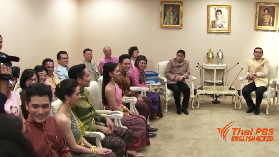 PM in rare joyous mood as he plays host to lead characters of mega-hit drama series at the Government House