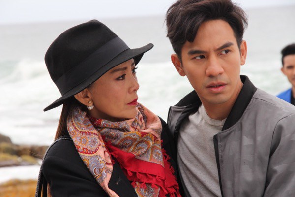 เรื่องย่อตอนที่ 1 ข้ามสีทันดร  วันพฤหัสบดีที่ 21 มิถุนายน 2561  เวลา 20:15 น. ทางไทยทีวีสีช่อง3 (เสนอตอนแรก)