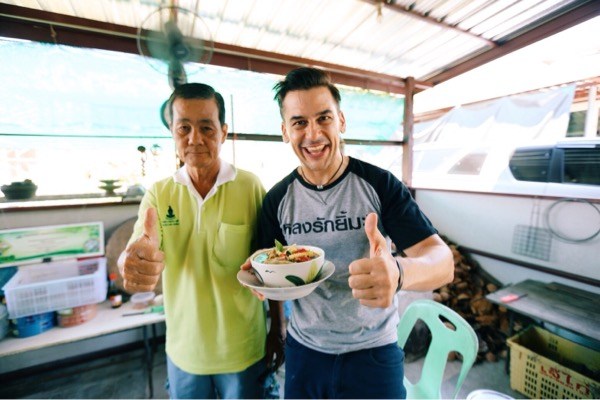 เคยได้ยินไหม มะพร้าวบางมด ฝรั่งสุดป่วน “แดเนียล เฟรเซอร์” สวมมาดเกษตรกร บุกสวนมะพร้าว