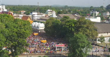 Thousands gather for cash handouts at an ordination ceremony in Ratchaburi