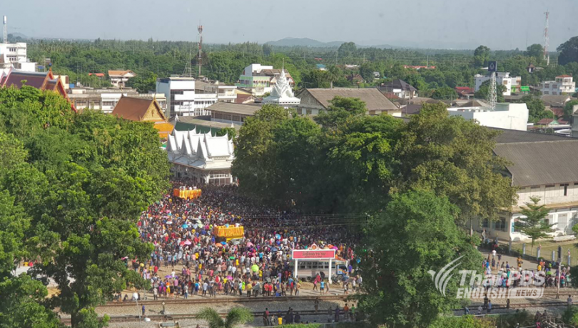 Thousands gather for cash handouts at an ordination ceremony in Ratchaburi