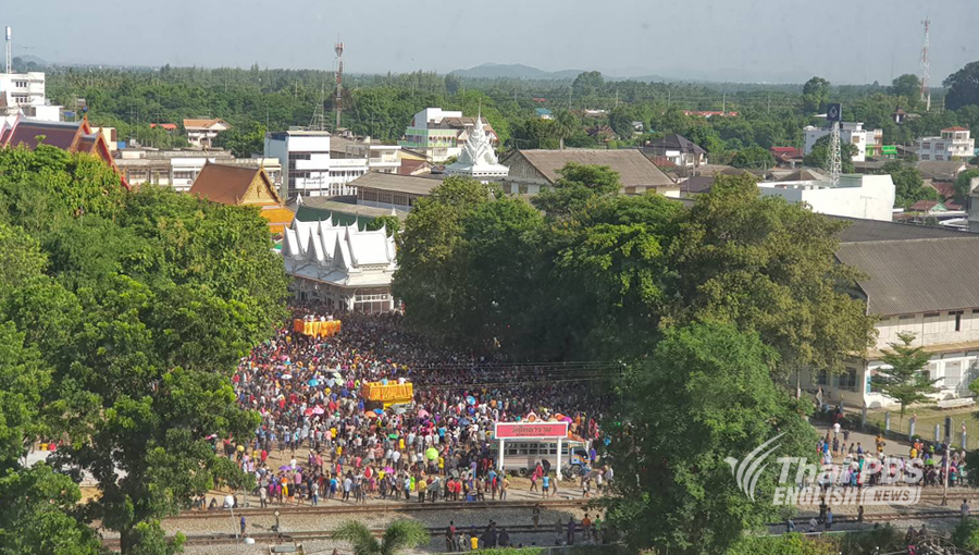 Thousands gather for cash handouts at an ordination ceremony in Ratchaburi