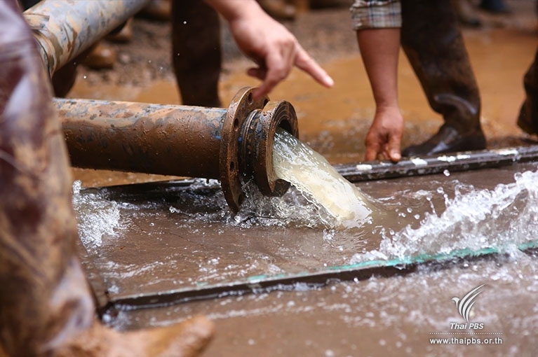 Workers succeed in pumping water out of flooded cave