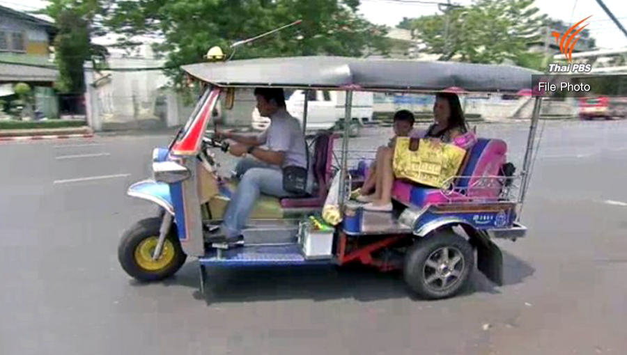 Police crackdown on taxi and tuk-tuk drivers around Emerald Buddha Temple