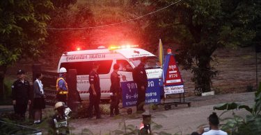 Thailand cave rescue begins with four out of 12 boys freed in day of drama |