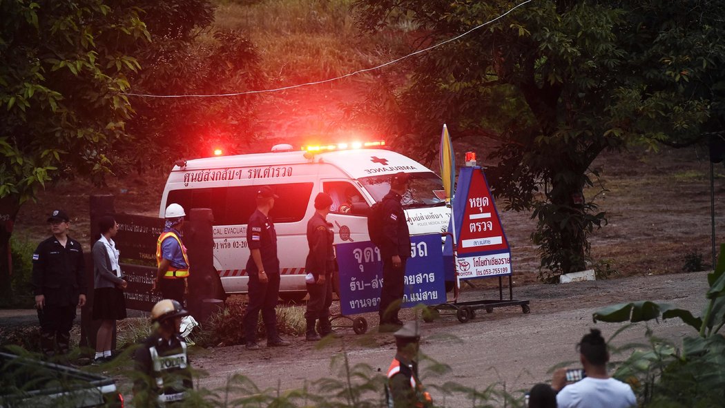 Thailand cave rescue begins with four out of 12 boys freed in day of drama |