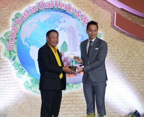 ของดีไม่ต้องพูดเยอะ “อ้วยอันโอสถ” การันตีคุณภาพ คว้ารางวัลยาสมุนไพรดีเด่นระดับชาติประจำปี 2561