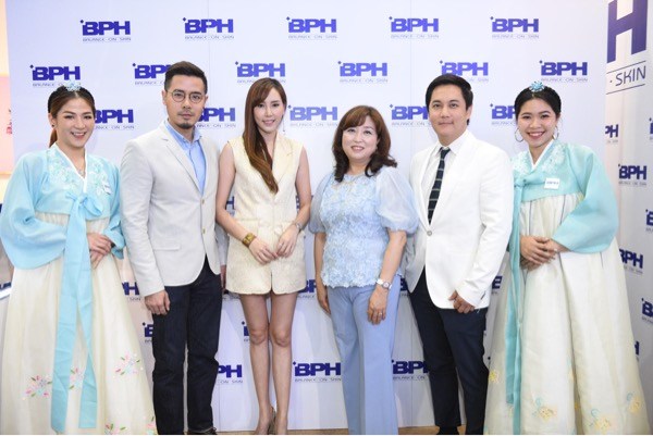 “เชน-แพร” เกี่ยวก้อยอัพเดทความหวาน พร้อมเผยเคล็ดลับผิวสวยน่าสัมผัส ในงานแนะนำ “BPH” (บีพีเอช) แบรนด์สกินแคร์ชั้นนำจากเกาหลี