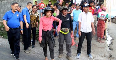 Thais stranded in Lombok being brought out to safety |
