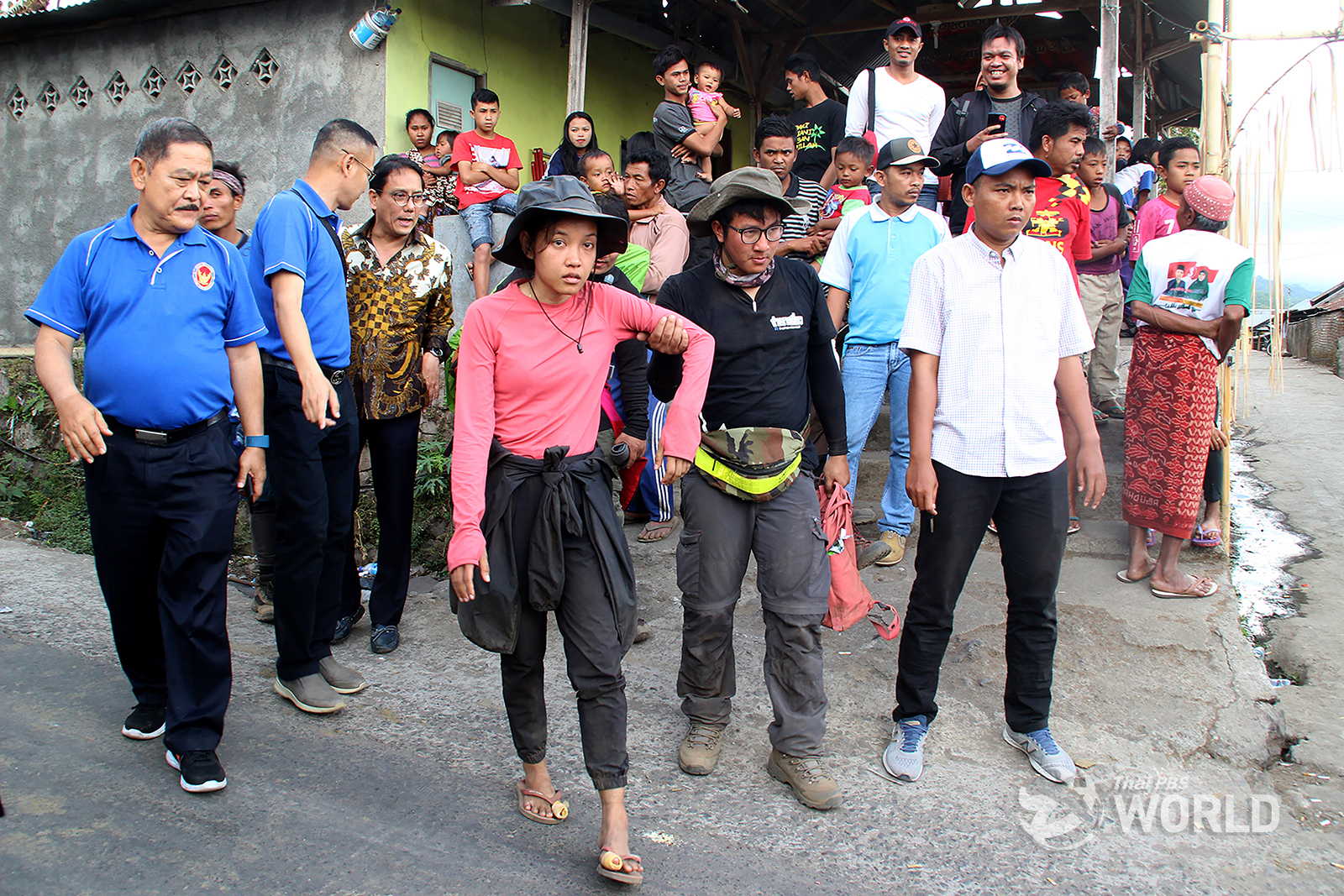 Thais stranded in Lombok being brought out to safety |