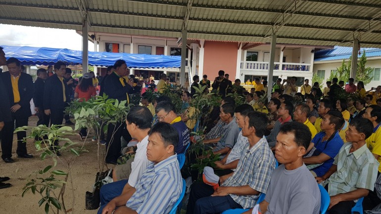 Farmers of flooded farmland near Tham Luang cave given material support