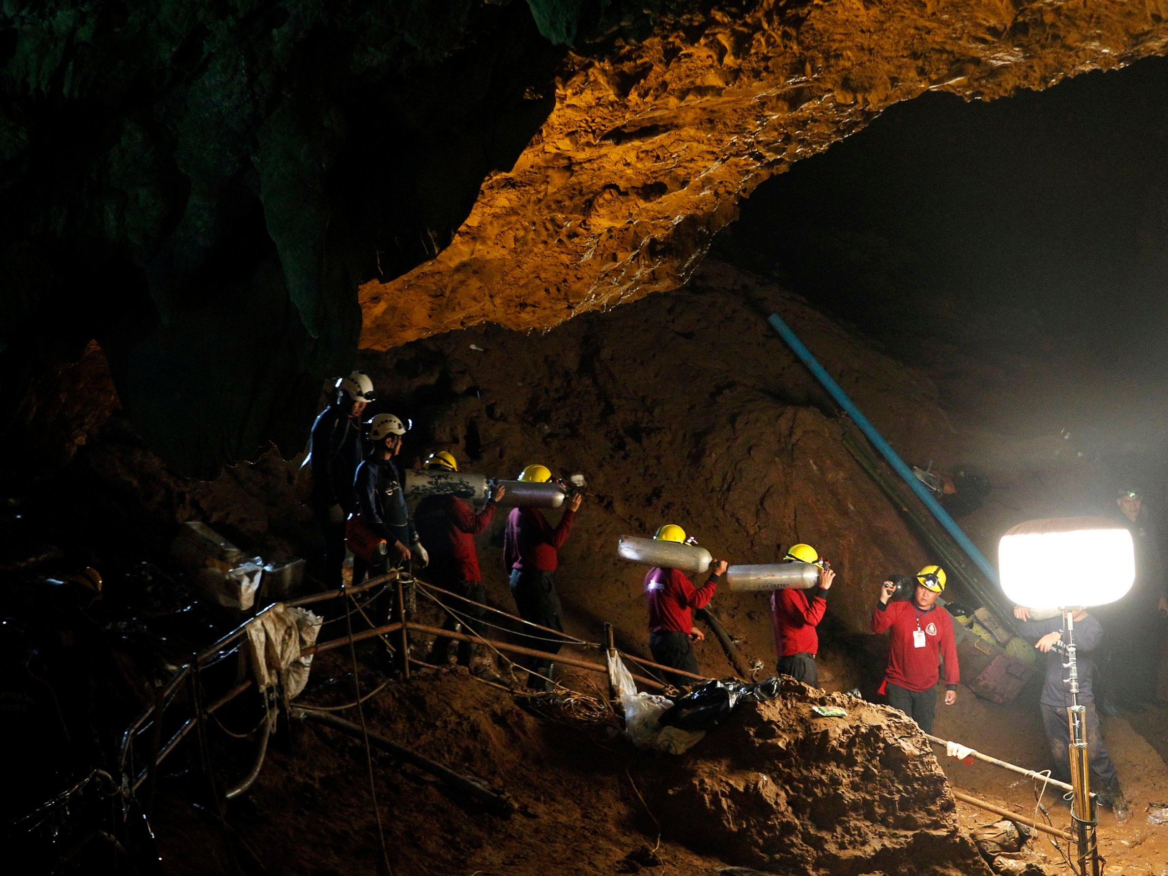 Thai cave search: Divers continue efforts to save missing boys