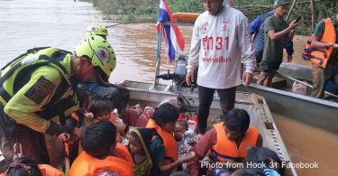 Thai rescuers help many Laotian villagers to safety |