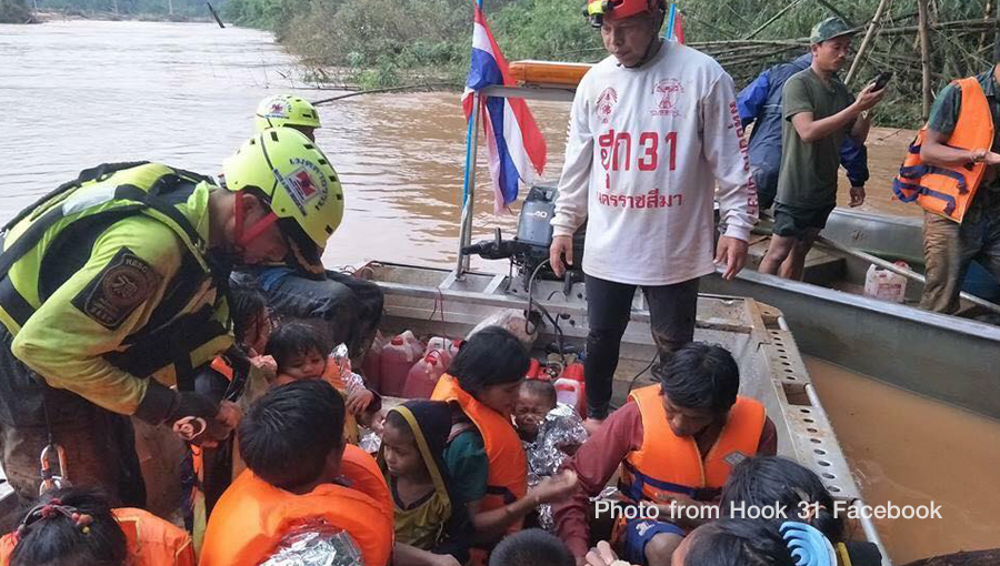Thai rescuers help many Laotian villagers to safety |