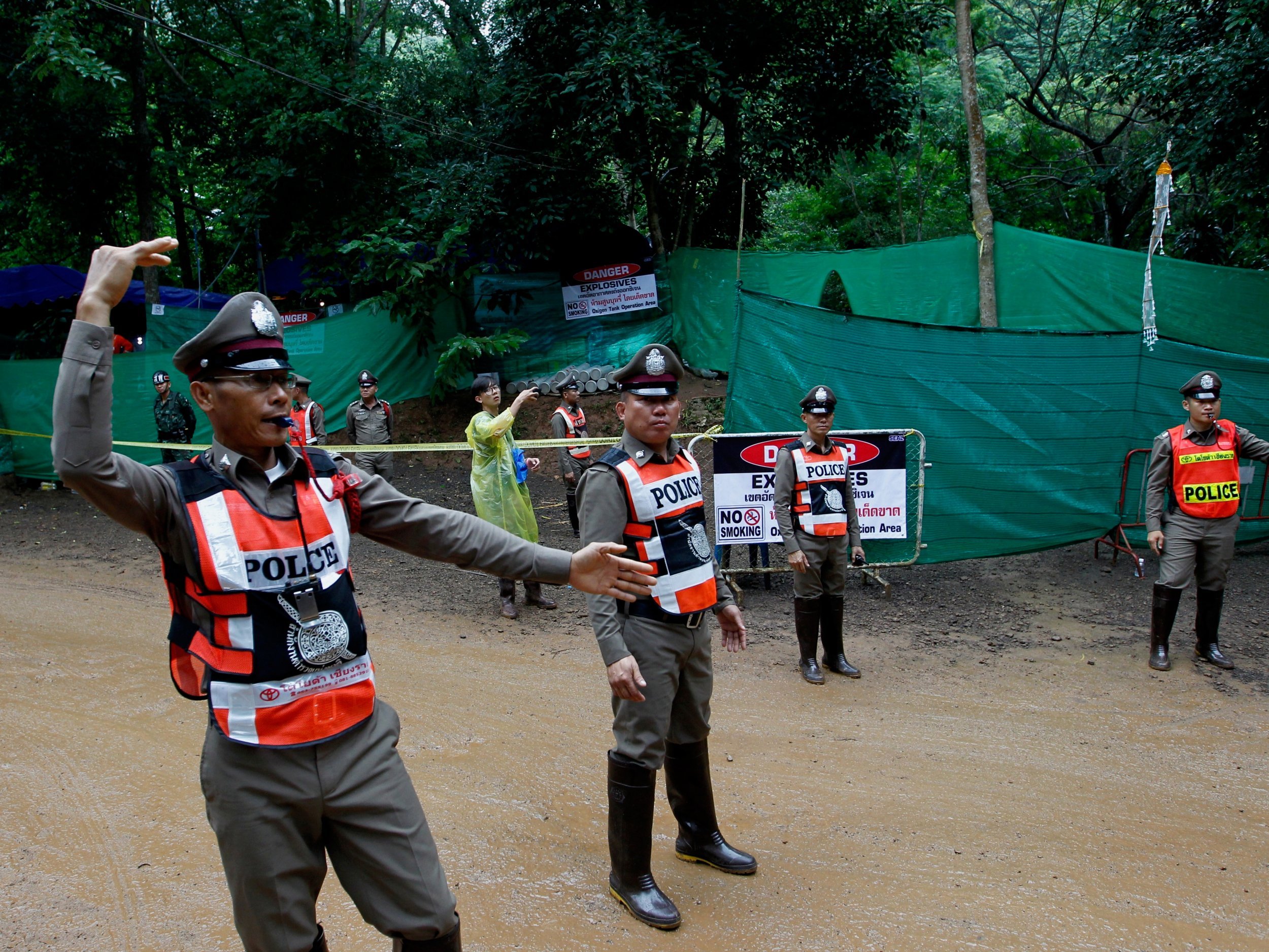 Thai cave rescue – LIVE: Latest updates as divers launch dangerous mission to save 12 trapped boys