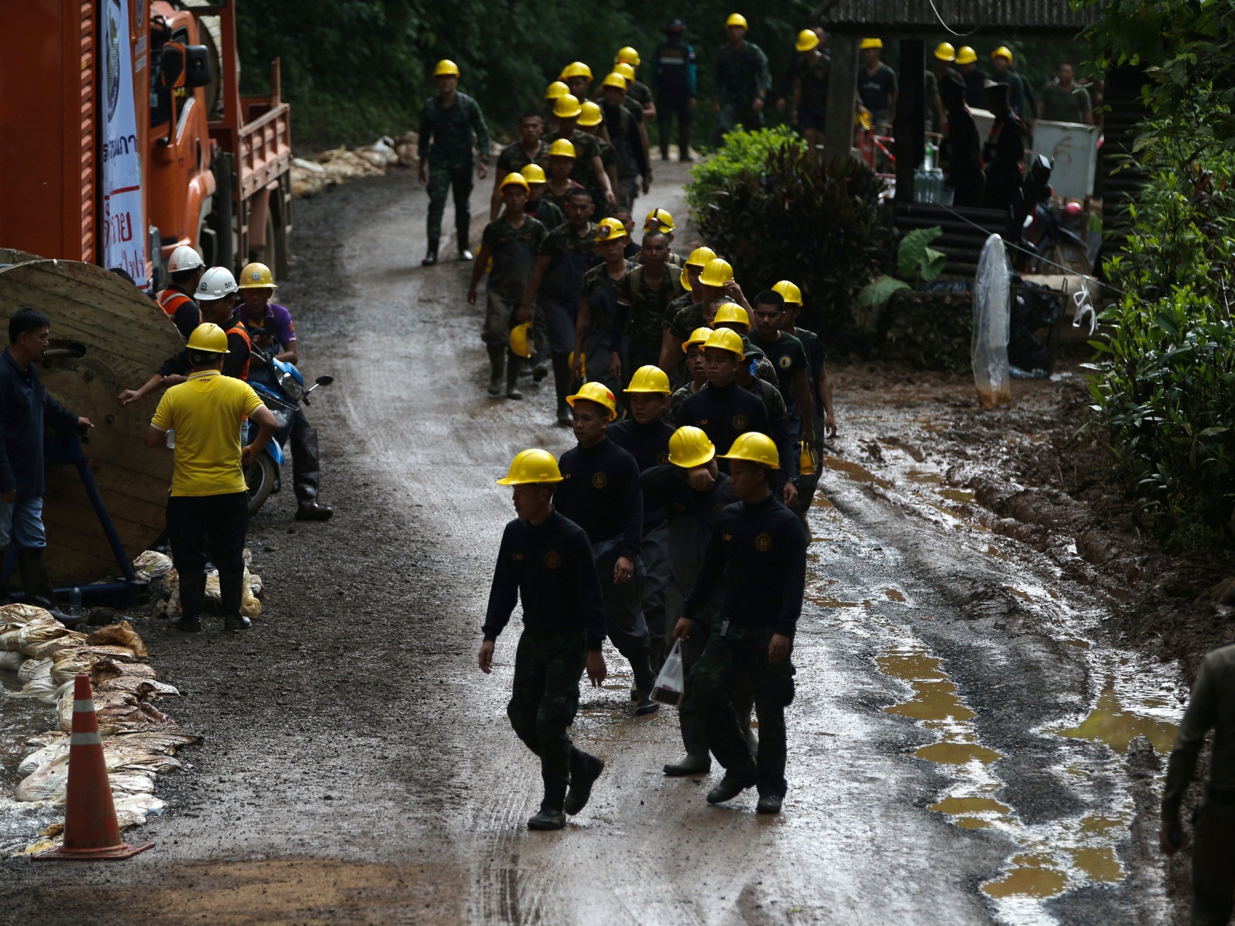 Thailand cave rescue: Former navy SEAL dies trying to help rescue trapped boys
