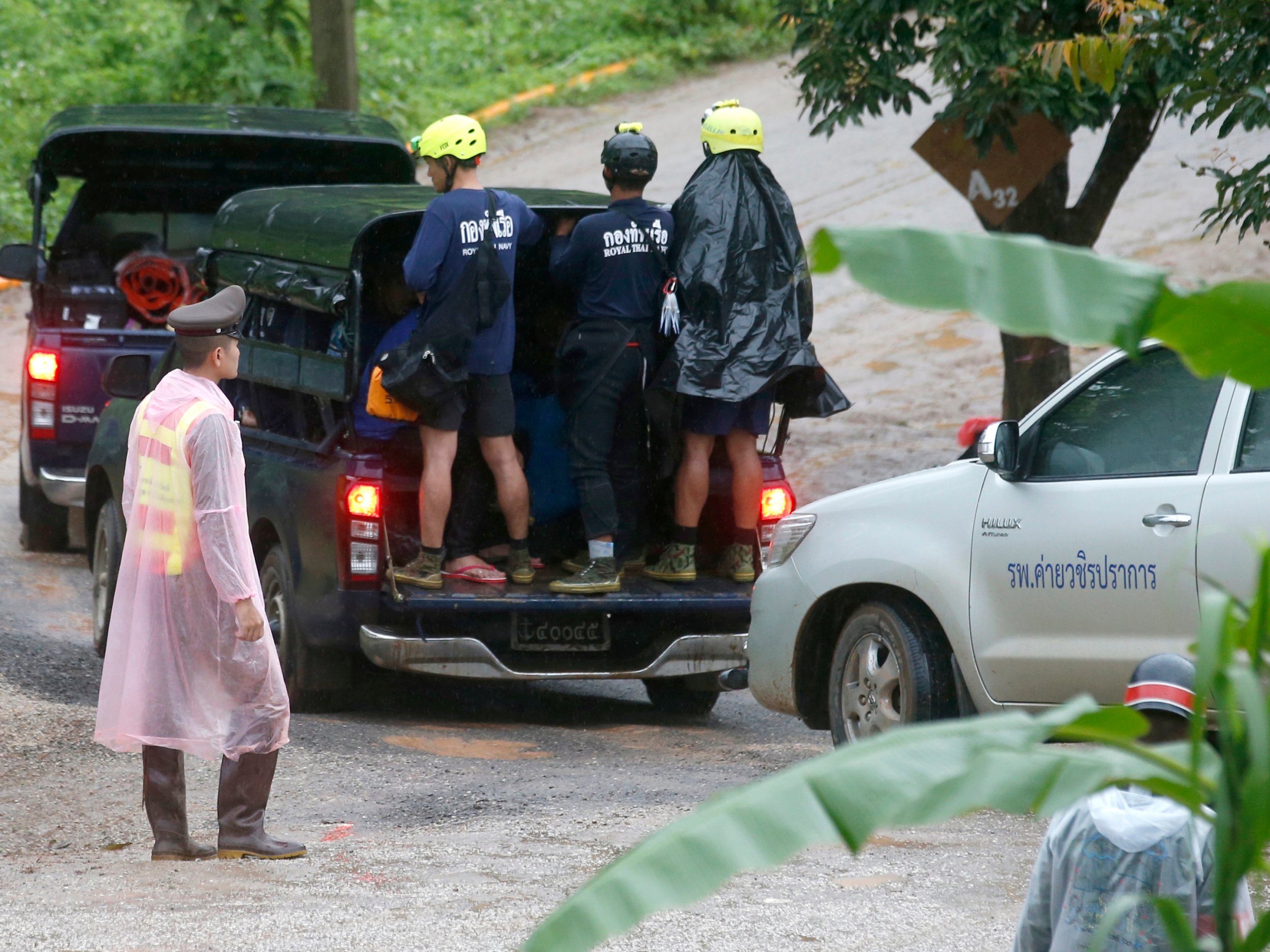 Thailand cave rescue – LIVE: Divers begin final mission to bring out ‘all five remaining in cave’