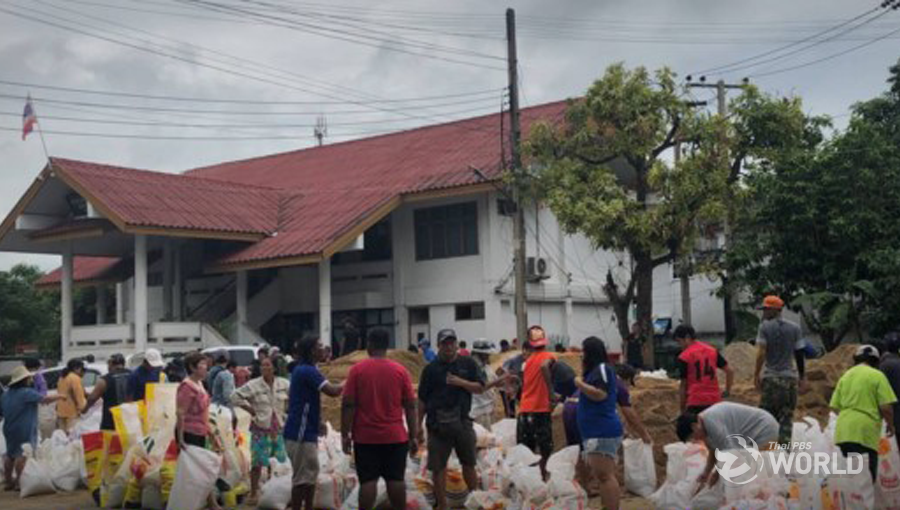 Phetchaburi residents in frantic rush to face flooding tomorrow |