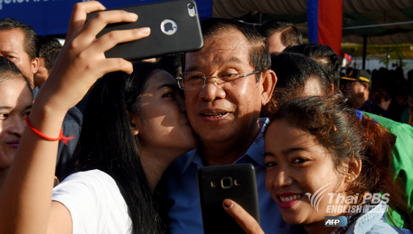 Hun Sen takes selfie with admirers |