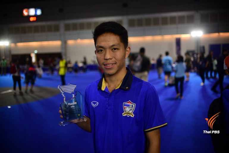 Mong Thongdee wins paper plane championship |