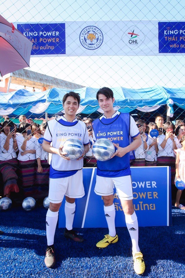 คิง เพาเวอร์ ไทย เพาเวอร์ พลังคนไทย ควงสองดารานักเตะ ดวลแข้งเยาวชนท่าวังผา ประเดิมนัดพิเศษในวันมอบสนามฟุตบอลหญ้าเทียม ภายใต้โครงการ ‘100 สนามฟุตบอล สร้างพลังเยาวชนไทย’