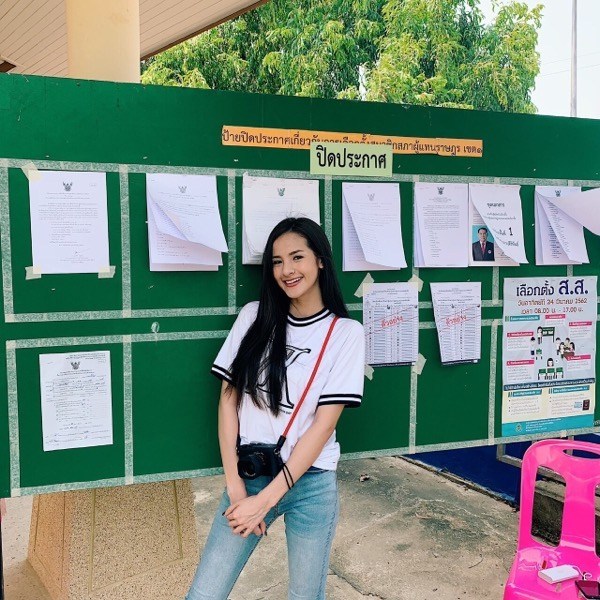 “มะนาว-ฮาน่า”พร้อมด้วยรุ่นพี่รุ่นน้อง มิสทีนไทยแลนด์ เดินหน้าเข้าคูหา ใช้สิทธิ์เลือกตั้ง