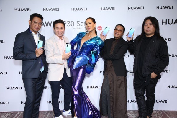 จากสีสันอันโดดเด่นของสมาร์ทโฟน สู่แรงบันดาลใจไร้ขีดจำกัดทางแฟชั่น