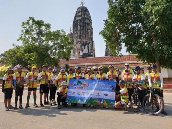 นักปั่นจักรยานแห่ร่วม ‘ปั่นปันรัก พักเมืองรอง’ สนาม 2 เมืองโอ่ง จ.ราชบุรี เนืองแน่น