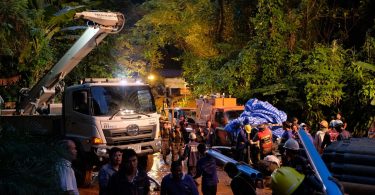 British diver who rescued Thai boys from cave is rescued from cave