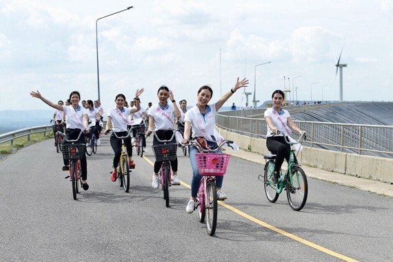 วันพุธที่ 17 กรกฎาคม 2562 ผู้เข้าประกวดมิสไทยแลนด์เวิลด์ 2019 ลุยกิจกรรมจิตอาสา ปลูกป่าลอยฟ้า ผายายเที่ยง