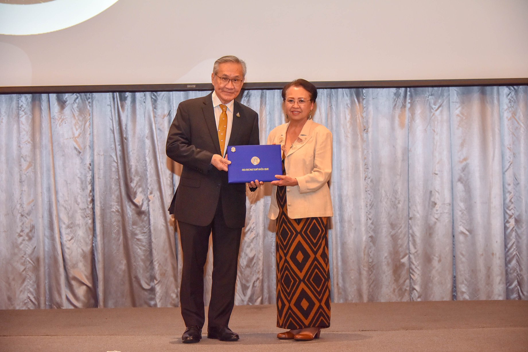 ผู้บริหารองค์กรเพื่อชุมชนไทยในแคลิฟอร์เนีย เป็นหนึ่งใน 10 คนไทยจากทั่วโลกที่ได้รับเข็มเชิดชูเกียรติ “กงสุลอาสา”