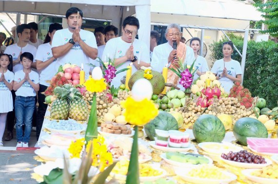“ไมค์”ผู้จัดละคร นำทีมนักแสดงบวงสรวงละคร”พ่อหม้ายเลขท้ายสองตัว”