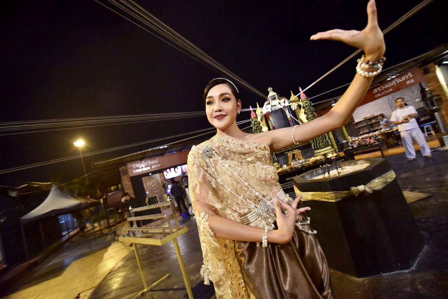 “เกรซ-นรินทร” มิสไทยแลนด์ 2019 รำแก้บนถวาย “องค์พ่อราหู รงทรัพย์”