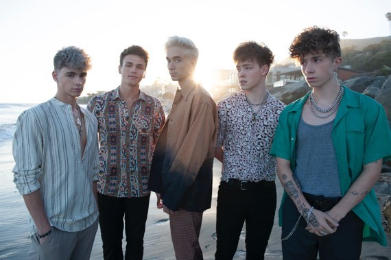 เป็นส่วนหนึ่งในการทัวร์เอเชียปลายปีนี้ของ “Why Don’t We” ด้วยการร่วมออกแบบเสื้อทัวร์ และลุ้นเป็นผู้โชคดีที่พวกเขาเลือกไปทำเป็นเสื้อทัวร์ที่ระลึกอย่างเป็นทางการ