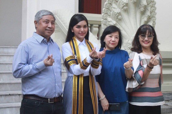 “ชิงชิง” แท็กทีม “มาดามนุส-บิ๊กลอร์ด” ร่วมยินดีมหาบัณฑิตสาวคนเก่ง “ฟิล์ม ฉัตรดาว”