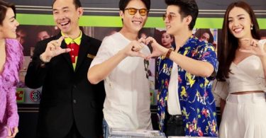 มาริโอ้-หมาก ทำฮา..!! ประสานรูปหัวใจกลางเวทีเซ็นปฏิทินปีใหม่ ช่อง 3 บิ๊กซีอ้อมใหญ่