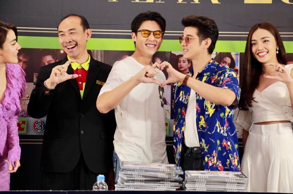 มาริโอ้-หมาก ทำฮา..!! ประสานรูปหัวใจกลางเวทีเซ็นปฏิทินปีใหม่ ช่อง 3 บิ๊กซีอ้อมใหญ่