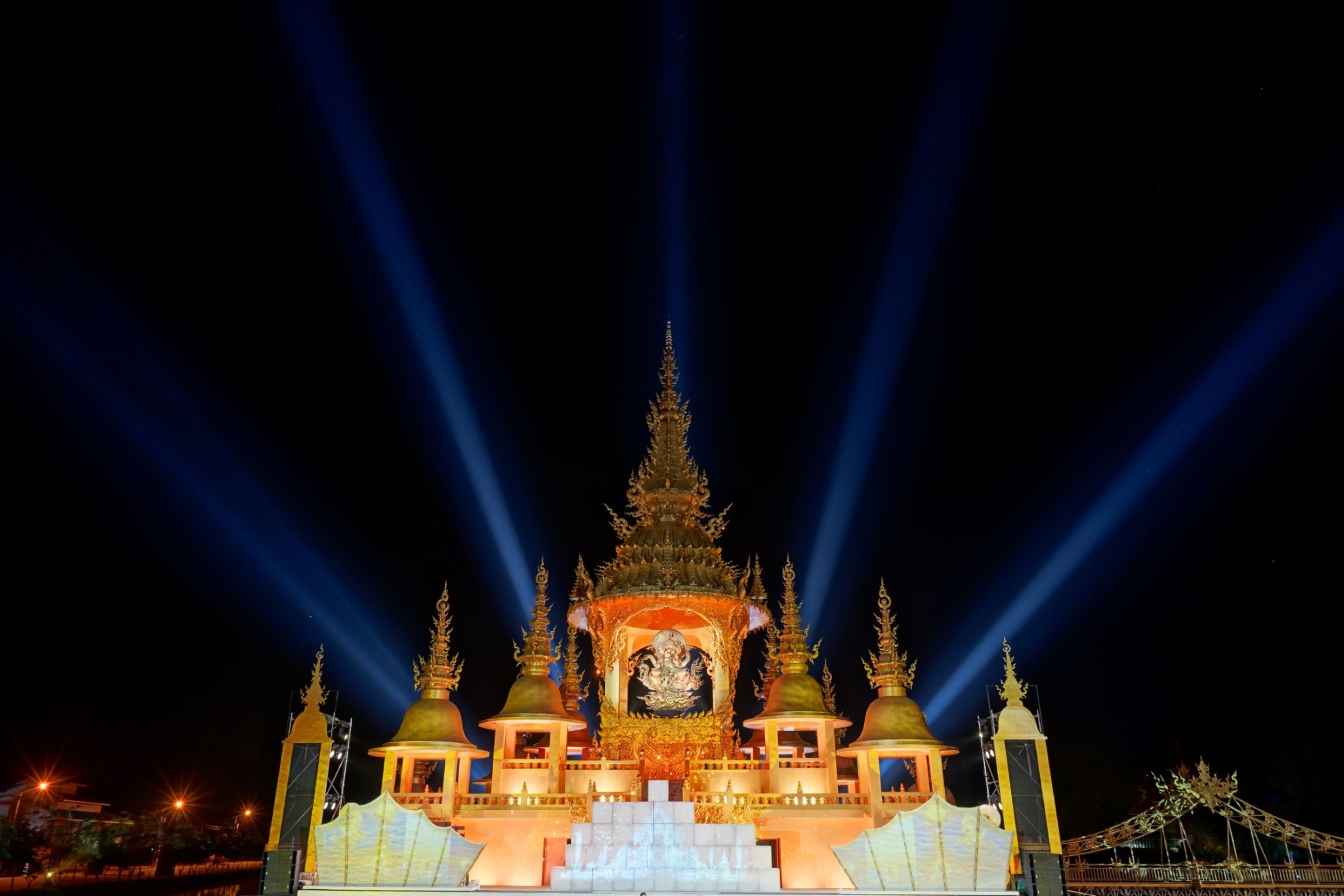 เชิดชูงานศิลปะชาติไทย “วัดร่องขุ่น ไลท์ เฟส ตอน ปฐมบท” ตื่นตาประทับใจไม่รู้เลือน เนรมิตร 6 จุดเปลี่ยนสี เปล่งแสง สร้างรายได้การท่องเที่ยวเชียงรายกว่า 740 ล้านบาท