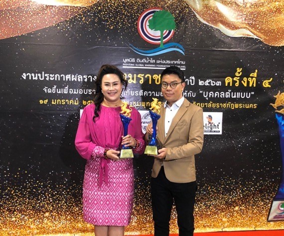 2 ผู้ประกาศข่าวช่อง GMM25 “คุณนพขวัญ + คุณจักรเพชร” ได้รับรางวัล“เหมราช” บุคคลผู้มีคุณธรรมต้นแบบแห่งปี ครั้งที่ ๔ ประจำปี ๒๕๖๓ สาขาการสื่อสารมวลชนต้นแบบ