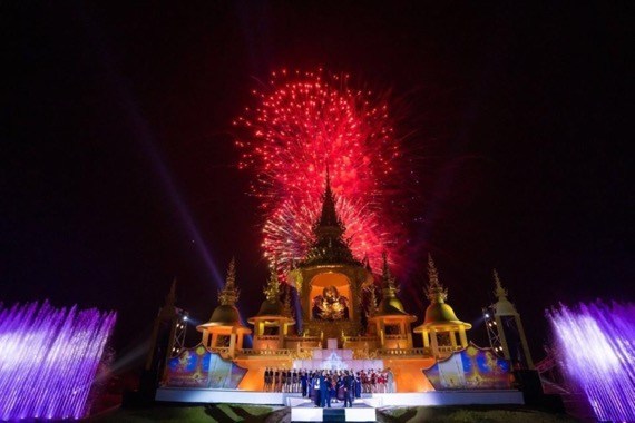 อ.เฉลิมชัย เซอร์ไพร์สยิงพลุ 100 นัด ปิดฉากสุดท้าย“วัดร่องขุ่น ไลท์ เฟส”ยิ่งใหญ่อลังการ