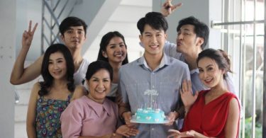 “ภูมิ” โดน “จุ๊บ-เมย์” นำทีมจัดฉากเซอร์ไพรส์ยกเค้กแฮปปี้เบิร์ดเดย์ กลางกองถ่าย “ก่อนตะวันแลง”