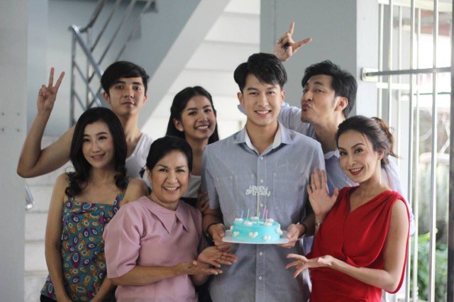 “ภูมิ” โดน “จุ๊บ-เมย์” นำทีมจัดฉากเซอร์ไพรส์ยกเค้กแฮปปี้เบิร์ดเดย์ กลางกองถ่าย “ก่อนตะวันแลง”