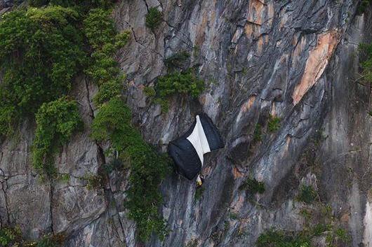 Parachute accident leaves man dangling from cliff