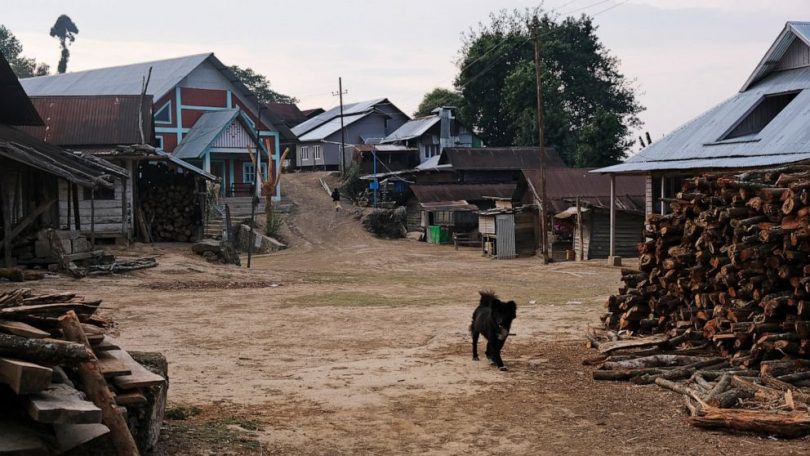 India halts its lifeblood train network to try to stop virus