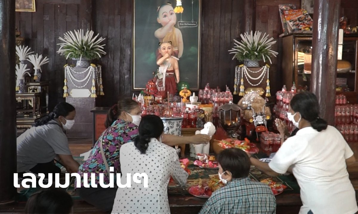 แห่ขอเลขเด็ด-แก้บน “ไอ้ส้มฉุน” เด็กวัดทรงเสวย หลังให้โชคหลายงวดติด