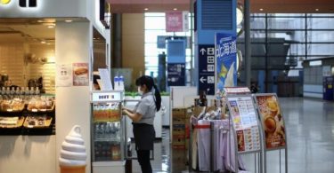 Japan’s retail sales extend slump as coronavirus curbs keep shoppers away – Thai PBS World