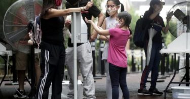 U.S. records 1,000 coronavirus deaths for fourth day, some progress seen – Thai PBS World