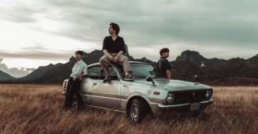 “รู้ว่า” เพลงใหม่สุดซึ้งของสามหนุ่ม “สแล็ปคิสส์” Slapkiss ถ่ายทอดจากความรู้สึกคิดถึง ‘คนบางคนที่ยังอยู่ในความทรงจำ ที่แม้เวลาผ่านยังคงรู้เสมอว่าเขาคนนั้นชอบอะไร’