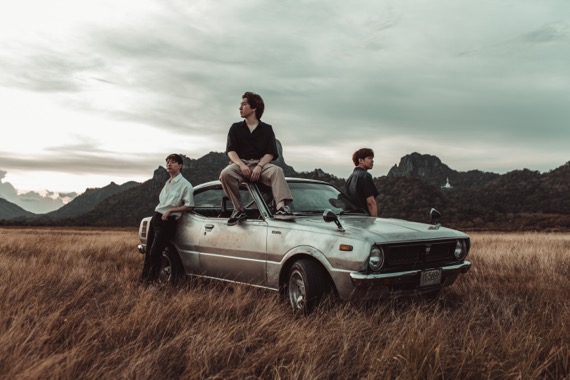 “รู้ว่า” เพลงใหม่สุดซึ้งของสามหนุ่ม “สแล็ปคิสส์” Slapkiss ถ่ายทอดจากความรู้สึกคิดถึง ‘คนบางคนที่ยังอยู่ในความทรงจำ ที่แม้เวลาผ่านยังคงรู้เสมอว่าเขาคนนั้นชอบอะไร’