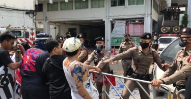 Mixed reactions to paint-throwing incident at Samranrat police station on Friday – Thai PBS World